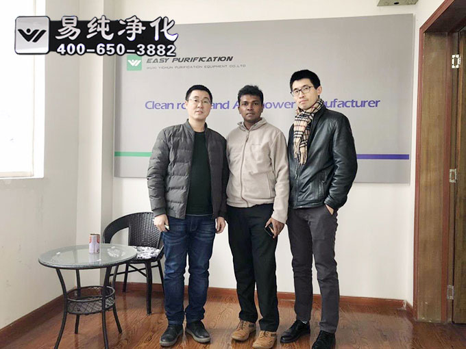 無錫易純凈化工程經(jīng)理與外貿(mào)人員及國外客戶合影留念 無錫易純凈化工程經(jīng)理與外貿(mào)人員及國外客戶合影留念
